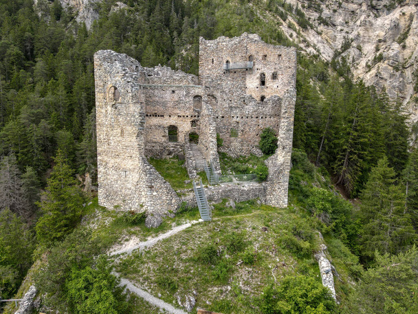 De ruïnes van kasteel Belfort bij Brienz op de Zwitserse Alpen - Foto, afbeelding