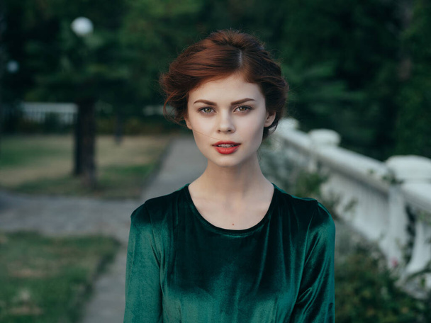 Nainen vihreä mekko punaiset huulet romantiikka puisto kävellä - Valokuva, kuva