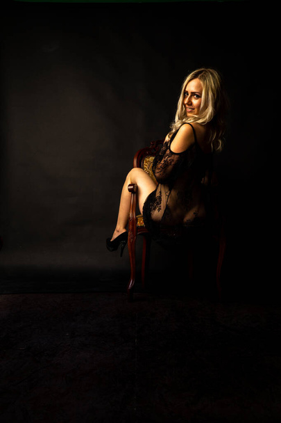 sexy bella donna bionda in lingerie posa al buio studio   - Foto, immagini