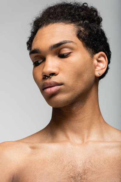 retrato de joven afroamericano con piel limpia y piercing aislado en gris, concepto de belleza - Foto, Imagen