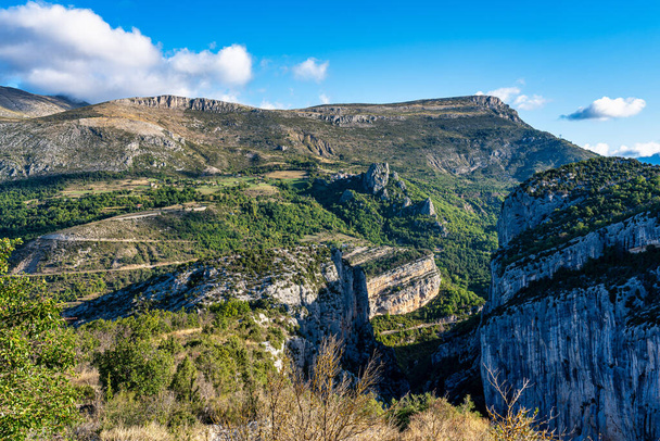 Verdon Gorge, Gorges du Verdon, niesamowity krajobraz słynnego kanionu z krętą turkusowo-zieloną rzeką i wysokimi skałami wapiennymi w Alpach Francuskich, Prowansja, Francja - Zdjęcie, obraz