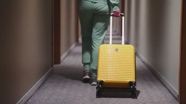 Kobieta z walizką na korytarzu w hotelu. - Materiał filmowy, wideo