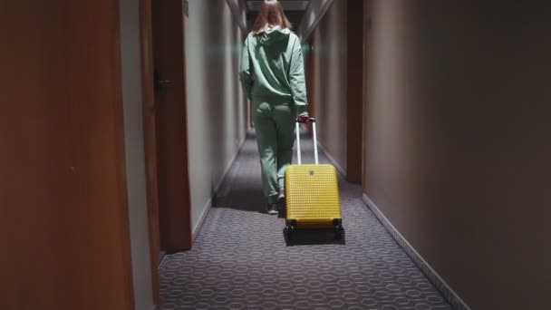 Vrouw met koffer in de gang van het hotel. - Video