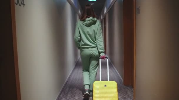 Mujer con maleta en el pasillo del hotel. - Imágenes, Vídeo