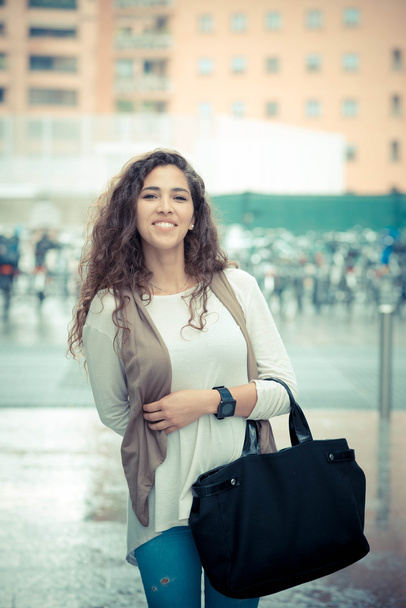kaunis kihara pitkä brunette hiukset marokkolainen nainen
 - Valokuva, kuva