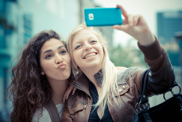 ξανθιά και μελαχρινή όμορφες μοντέρνο νεαρές γυναίκες - Φωτογραφία, εικόνα