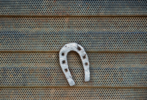 Scarpa di cavallo su metallo arrugginito dettaglio griglia radiatore
. - Foto, immagini