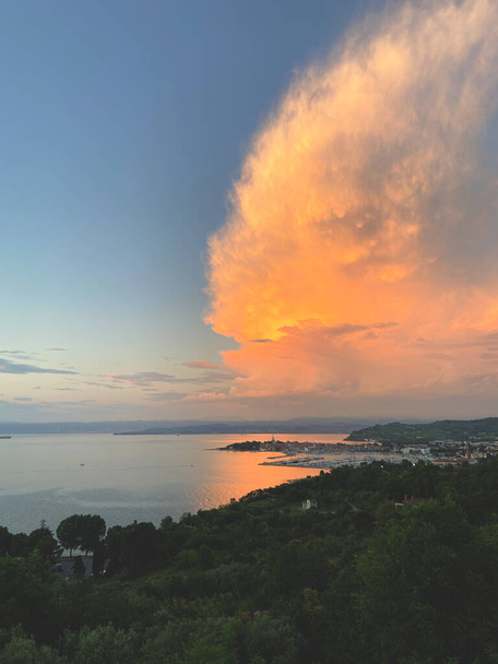 Vista panorâmica para o incrível pôr-do-sol vermelho no mar Adriático, costa na Eslovênia no verão. Vista para colinas verdes e oliveiras. Fundos naturais.  - Foto, Imagem