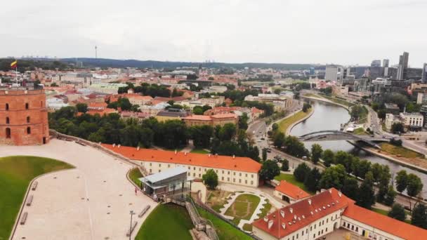 Veduta aerea panoramica Città Vecchia e panorama della città di Vilnius, capitale della Lituania. Luoghi di interesse paesaggistico e visite turistiche in Europa orientale. Viaggio Lituania concetto. - Filmati, video