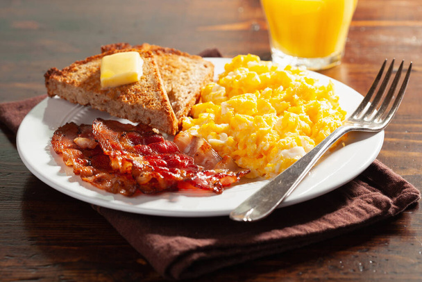 tradicional ovos mexidos café da manhã com bacon e torradas - Foto, Imagem
