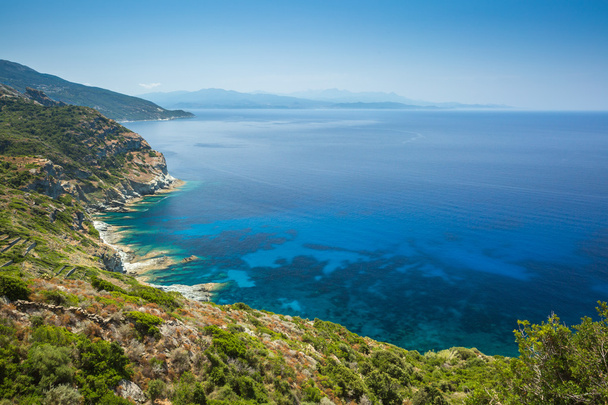 A costa de Cap Corse perto de Minerviu na Córsega
 - Foto, Imagem
