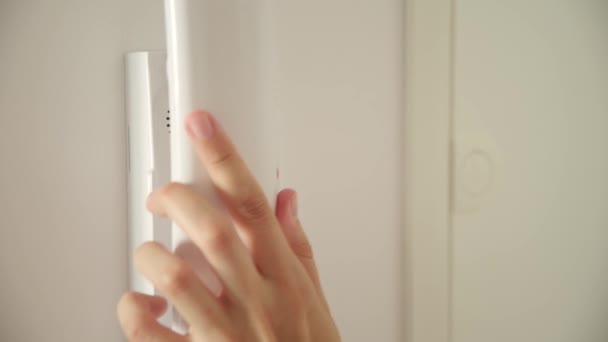 Γυναίκα ανοιχτή πόρτα με σύστημα ενδοεπικοινωνίας - Πλάνα, βίντεο