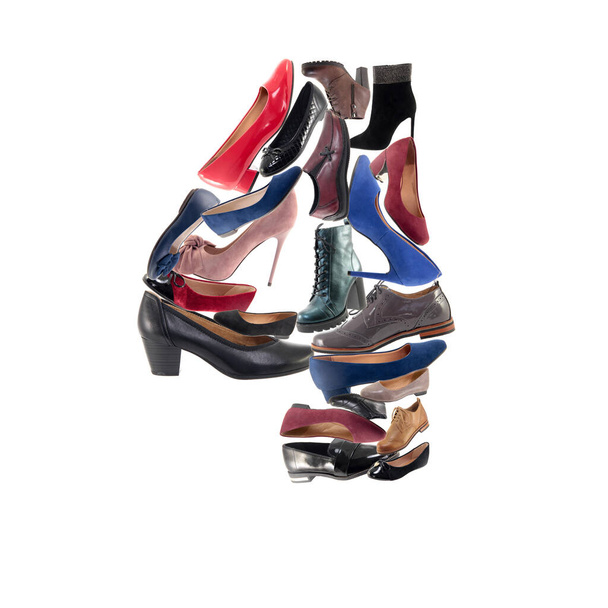 Номер четыре из обуви изолированы на белом фоне. Фигура сделана из разных туфель. - Фото, изображение