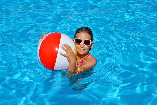 Chica adorable real relajarse en la piscina, concepto de vacaciones de verano - Foto, imagen