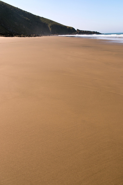 Ανενόχλητοι ομαλή ακτογραμμή της αμμώδης παραλία κατά την άμπωτη  - Φωτογραφία, εικόνα
