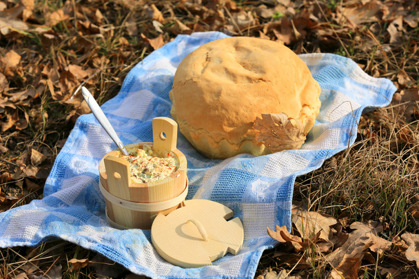 chleba a dřevěné misky na modrého sukna - Fotografie, Obrázek