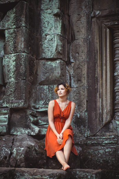 Girl posing in sunset at  Angkor Wat - Foto, immagini