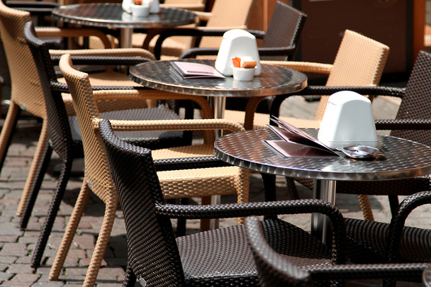 masa ve sandalyeler için Avrupa bir metropolde açık bir kafe - Fotoğraf, Görsel