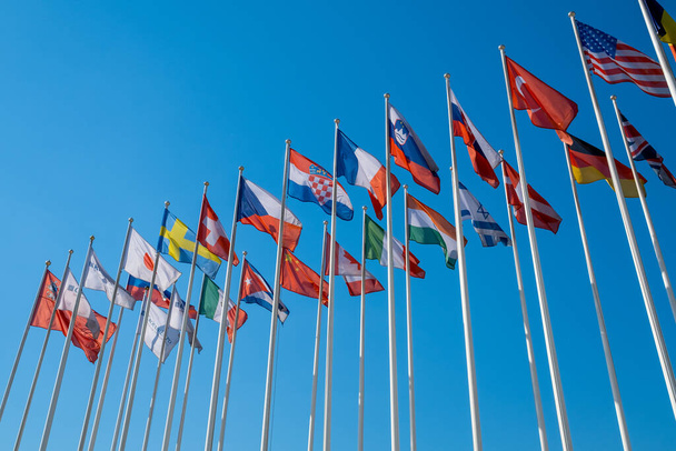 Různé vlajky třepetající se na vlajkových stožárech - Fotografie, Obrázek