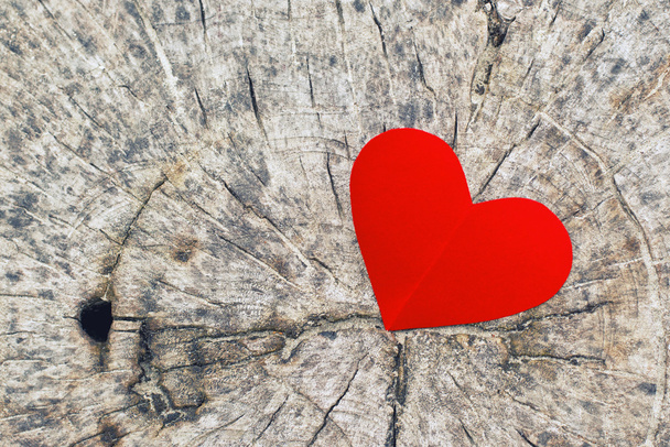 Corazón de papel rojo sobre fondo de madera grunge
 - Foto, imagen