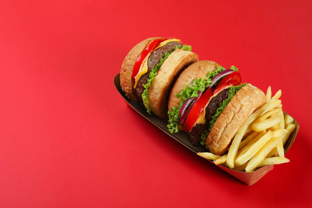 Konzept von Fast Food auf rotem Hintergrund - Foto, Bild