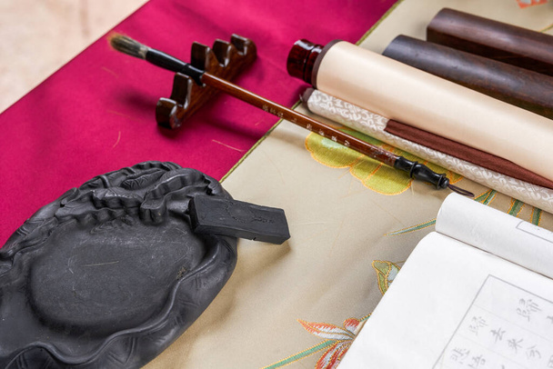 Długopis, tusz, papier, kamień atramentowy i biurko tradycyjnej chińskiej kaligrafii - Zdjęcie, obraz