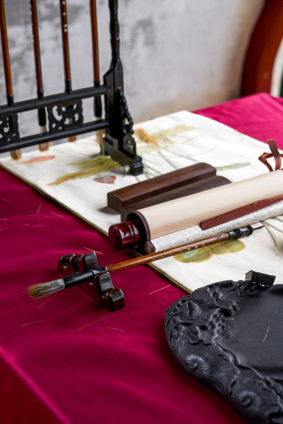 中国の伝統書道のペン、インク、紙、硯、筆記机 - 写真・画像