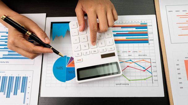 財務データ分析や市場成長レポートのグラフを扱う企業のトップビュー。金融コンセプト会社の収益戦略計画に関するプレゼンテーションとブレインストーミング. - 写真・画像