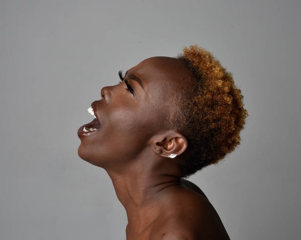 Zblízka hlava a ramena portrét krásné mladé africké ženy s přirozenými vlasy. různé emotivní výrazy obličeje. Izolováno na světle šedém pozadí studia. - Fotografie, Obrázek
