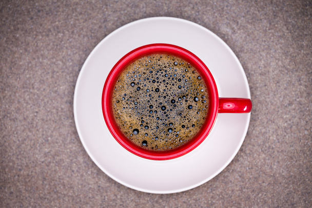 frischer schäumender Espresso-Kaffee in einem roten Becher - Foto, Bild