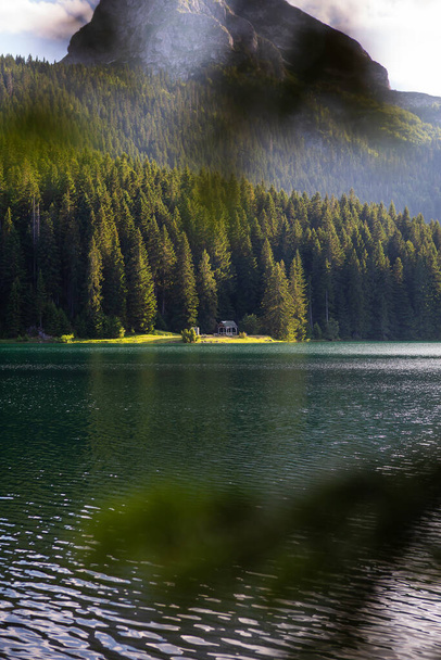 山の風景、デュルモーター国立公園、モンテネグロ。森の中に家がある湖の美しい景色 - 写真・画像