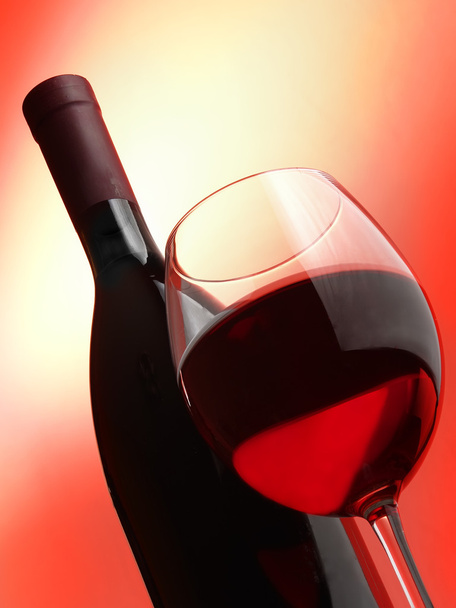Red wine pouring down from a wine bottle - Foto, Bild