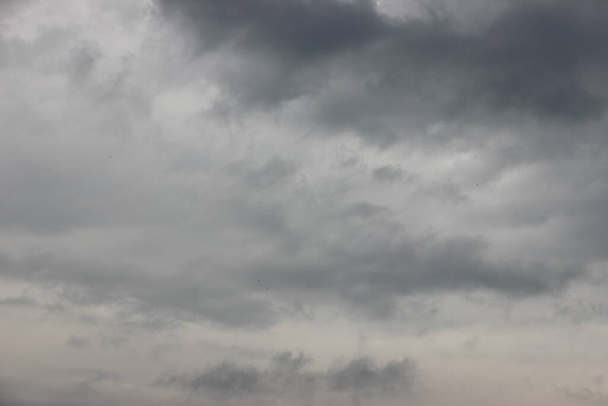 tumma pilvinen taivas näkymä  - Valokuva, kuva