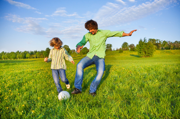 Ojciec i chłopiec gry piłki nożnej razem w parku - Zdjęcie, obraz
