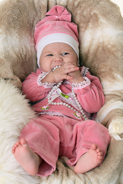 όμορφο μωρό νεογέννητο κορίτσι σε vintage φόντο - Φωτογραφία, εικόνα