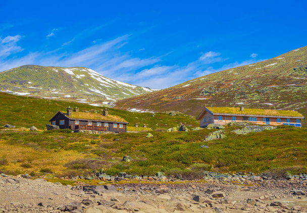 Amazing Vavatn lake panorama rough landscape view cottages and mountains with snow during summer in Hemsedal Norway. - Foto, immagini
