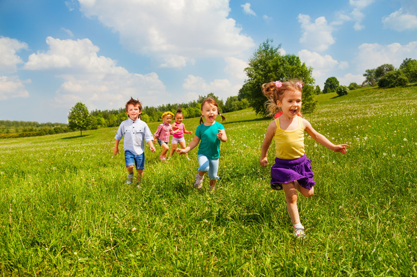 Running children in green field during summer - Foto, Bild