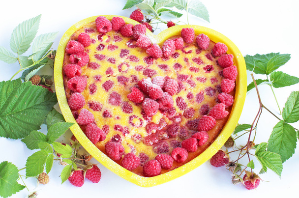 hart-vormige raspberry cake - Foto, afbeelding