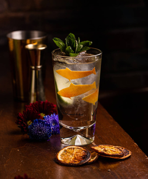 A shot of a nicely decorated cocktail - Foto, afbeelding
