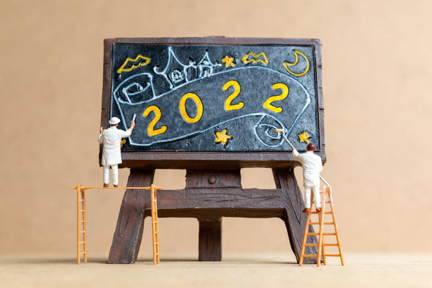 Miniatura ludzie pracownik zespół malarstwo numer 2022 na czarnej planszy, Szczęśliwego nowego roku koncepcja - Zdjęcie, obraz