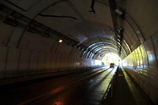Автомобили в бетонном тоннеле под горой - Фото, изображение