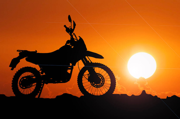 Sziluett egy motocross motorkerékpár egy kalandos turista este. - Fotó, kép