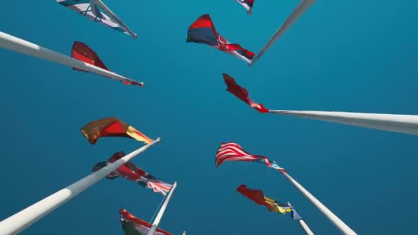 Διαφορετικές σημαίες που κυματίζουν σε κοντάρια σημαίας - Πλάνα, βίντεο