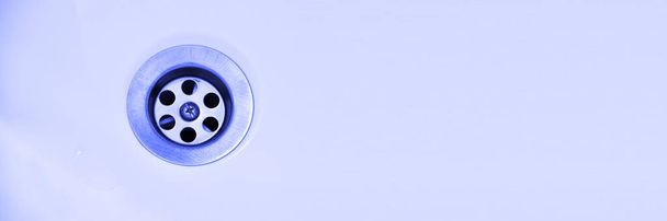 Дренаж в белой чистой раковине, фон, крупный план - Фото, изображение
