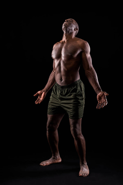 Афроамериканец с открытыми руками и наклоненной головой - Фото, изображение