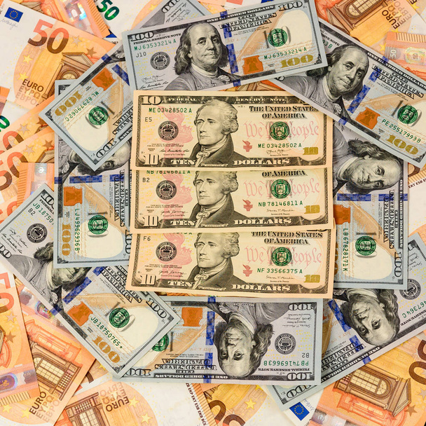 Багато доларів і євро, текстура грошей, перевага євро над доларом. новий
 - Фото, зображення