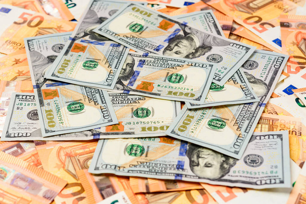 Много долларов и евро, текстура денег, преимущество евро над долларом. новый - Фото, изображение