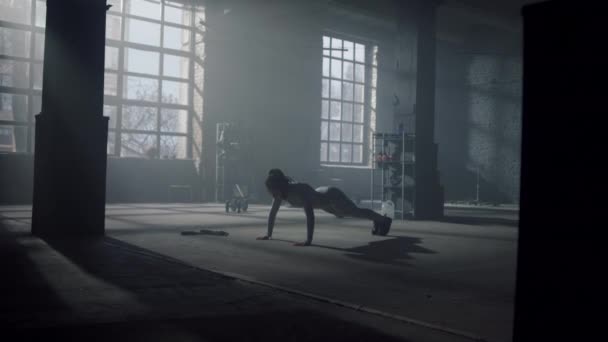 A sportoló fekvőtámaszt csinál edzés közben. Funkcionális képzést nyújtó nő - Felvétel, videó