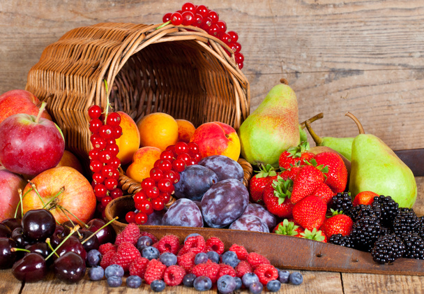 Tuore hedelmäkori eurooppalaisilla hedelmillä kesällä
 - Valokuva, kuva