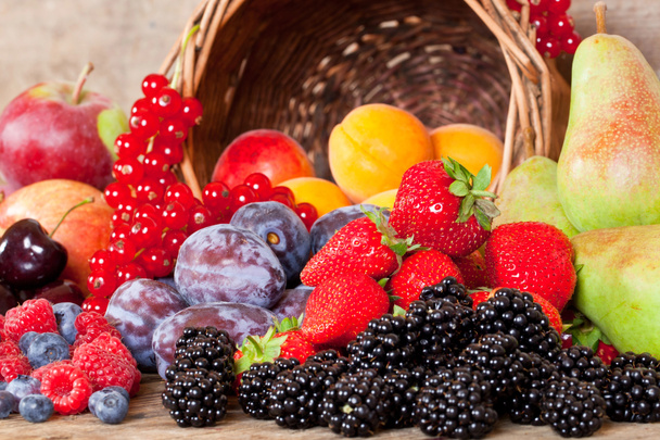 Muchas frutas europeas diferentes en la temporada de verano
 - Foto, Imagen